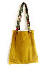 Afbeelding in Gallery-weergave laden, Antieke bloemen met okergeel tote.bag
