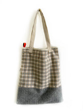 Afbeelding in Gallery-weergave laden, Geruite grijze teddy tote.bag
